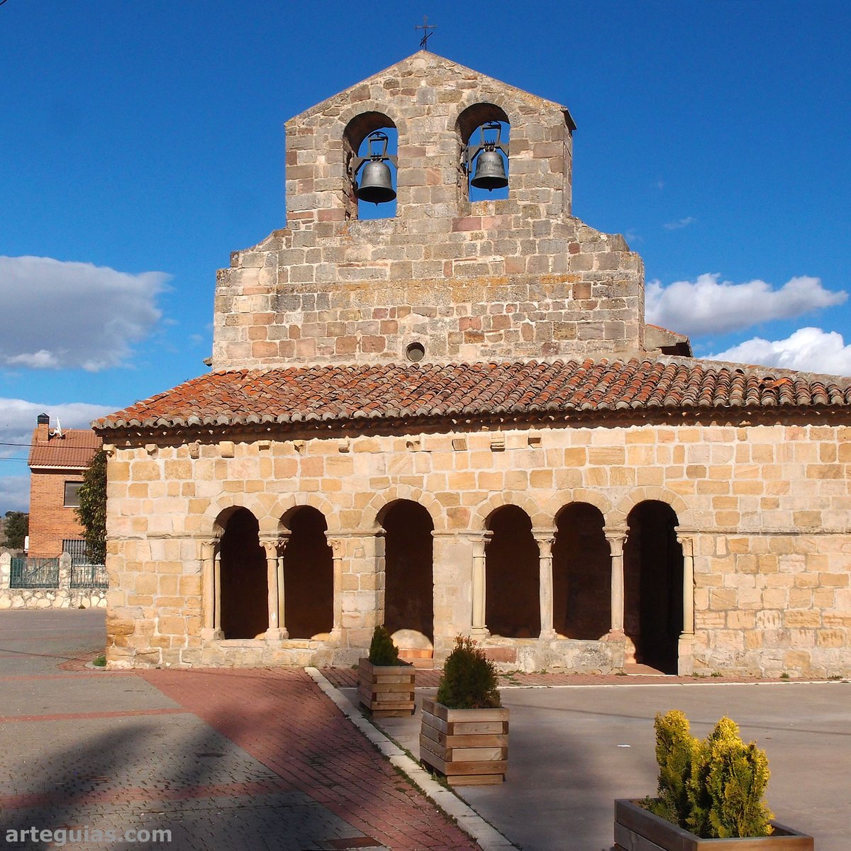 La de Saúca es una iglesia del #románico rural de #Guadalajara. Su belleza se aprecia cuando el sol del atardecer incide en uno de los tramos de la galería porticada y en su espadaña. arteguias.com/iglesia/sauca.… #arte #Siguenza #románico #turismorural #viajes