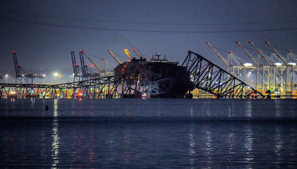 The container ship which struck and toppled the Francis Scott Key Bridge shows damage as emergency boats examine the wreckage. More at @baltimoresun @BaltSunBrk