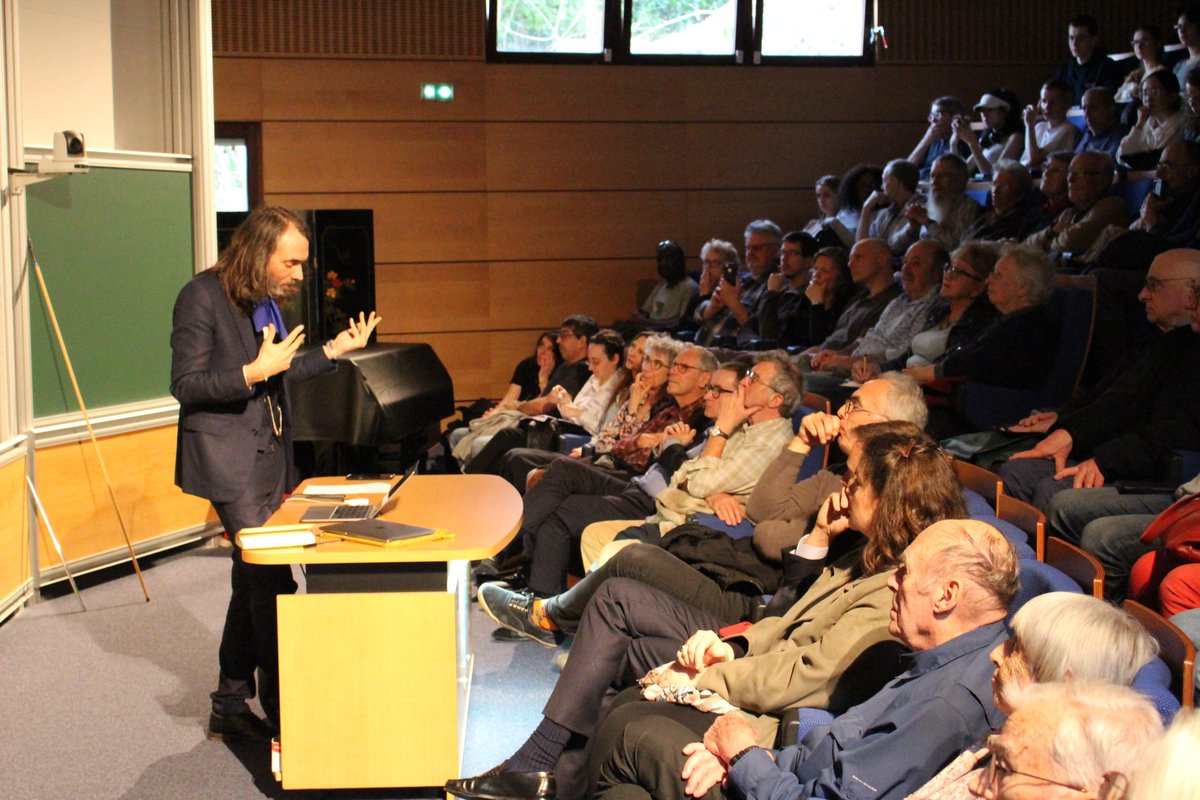 Last Thursday, Les Amis de l'IHES hosted a talk of @VillaniCedric on Blaise Pascal, drawing over 130 participants. In his talk, Cédric Villani highlighted Pascal's pioneering entrepreneurship, including the first effective calculator and a first form of public transport in Paris.