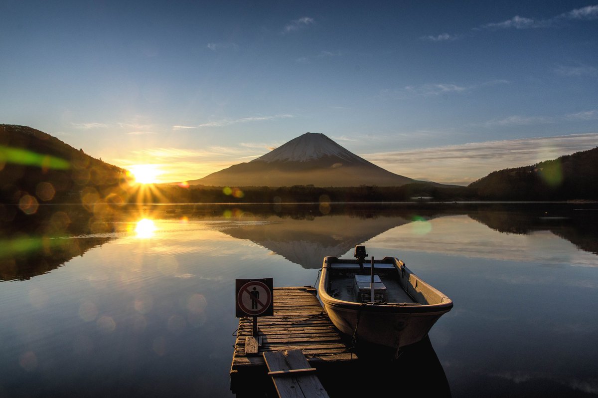 『精進湖』 夜明けの精進湖と富士山。 今夜はブリの照焼きとキノコのホイル焼きで🍻 今日も一日お疲れ様。  #ファインダー越しの私の世界 #写真好きな人と繋がりたい #ふぉと #PENTAX