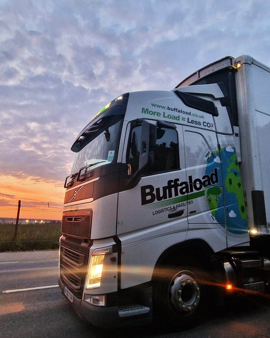 Another gem from the Buffaload archives 🤩 #buffaload #buffaloadlogistics #logistics #transport #hgv #volvo #volvolng #truck #lorry #sunset