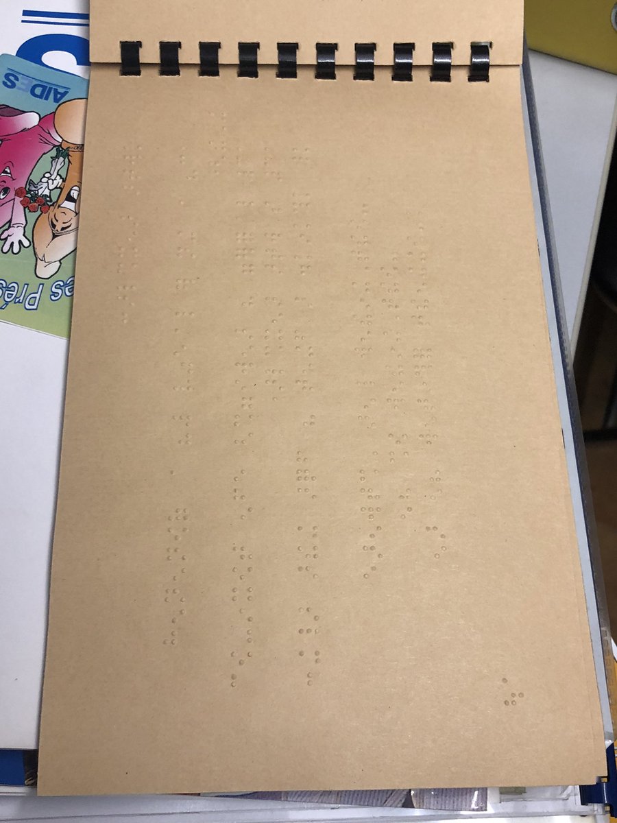 Je suis actuellement en plein travail de collecte d’archives… Doc identifié dans un des fonds de @assoAIDES : une publication « Les femmes et le sida » entièrement en braille !