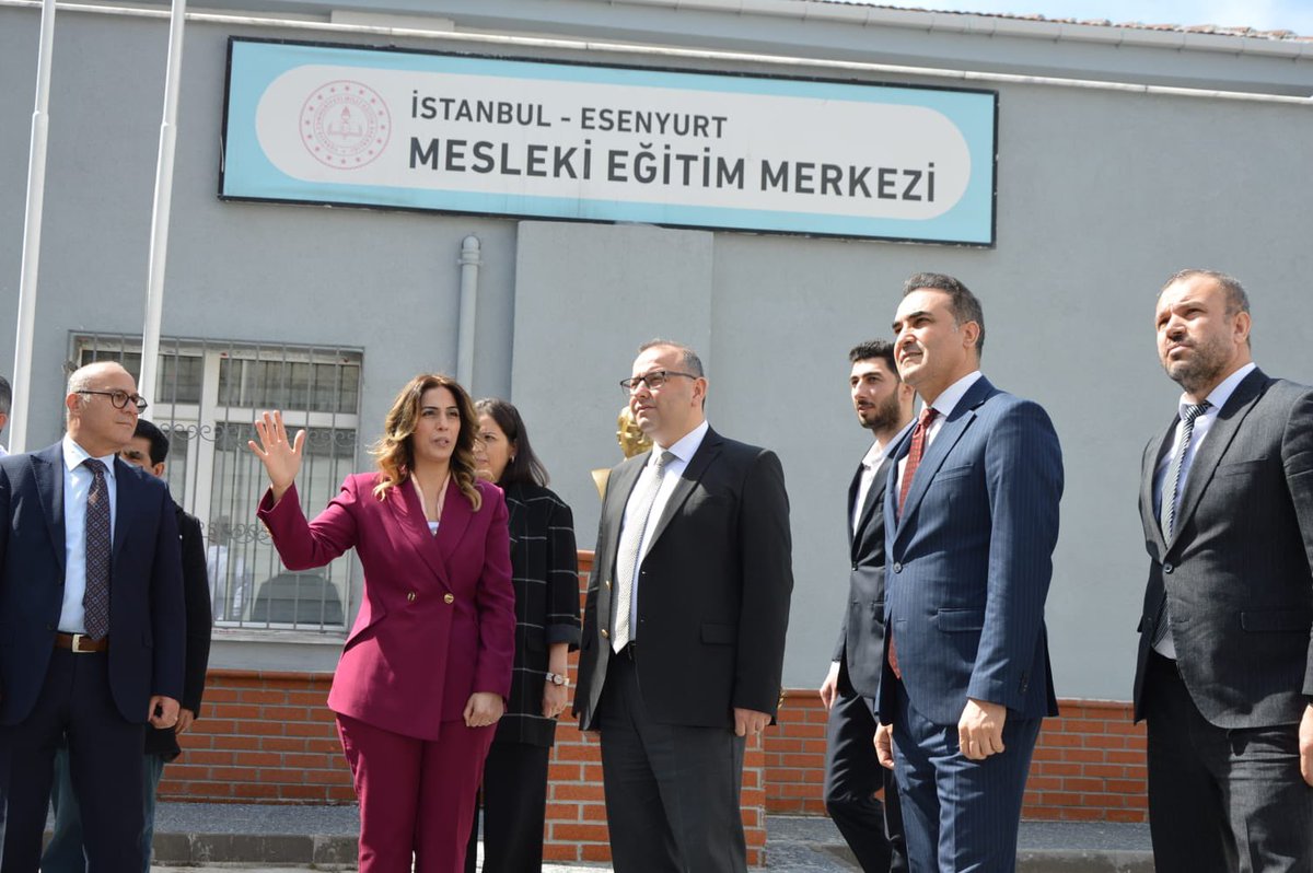 tcesenyurt's tweet photo. Kaymakamımız Sayın @CobanogluF,  Valiliğimiz tarafından yakın zamanda güçlendirmesi yapılan Esenyurt Mesleki Eğitim Merkezini ziyaret ederek öğretmen ve öğrencilerimizle bir araya geldi. 

İlçe Milli Eğitim Müdürümüz Tayfun Özyolcu, Kaymakamımıza eşlik etti. https://t.co/0wjh7pK7cI