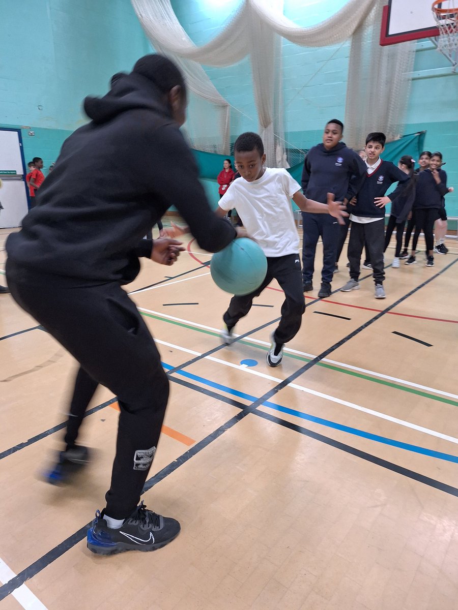 Taking on Y5/6 Mini Basketball 🏀 @DesboroughSch today with coaches from @ThamesValleyCav Full Court Connections <a href="/BerkshireGames/">BerkshireSchoolGames</a> <a href="/YourSchoolGames/">School Games</a> <a href="/YouthSportTrust/">Youth Sport Trust</a> #fun #Active60 #positiveexperience