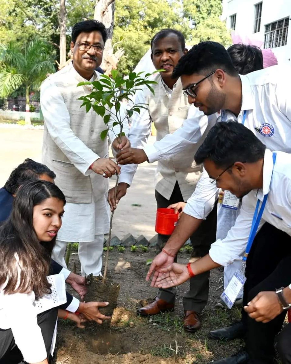 महामहिम श्री विश्वभूषण हरिचंदन (राज्यपाल CG एवं कुलाधिपति) श्री बृजमोहन अग्रवाल (मंत्री, उच्च शिक्षा),प्रो. (डॉ.) बुद्ध रश्मि मणि (महा.नि.,राष्ट्रीय संग्रहालय, दिल्ली), एवं श्री प्रसन्ना आर (उच्च शिक्षा सचिव) के द्वारा Pt.RSU की 27वें दीक्षांत समारोह के अवसर पर पौधा रोपण किया गया