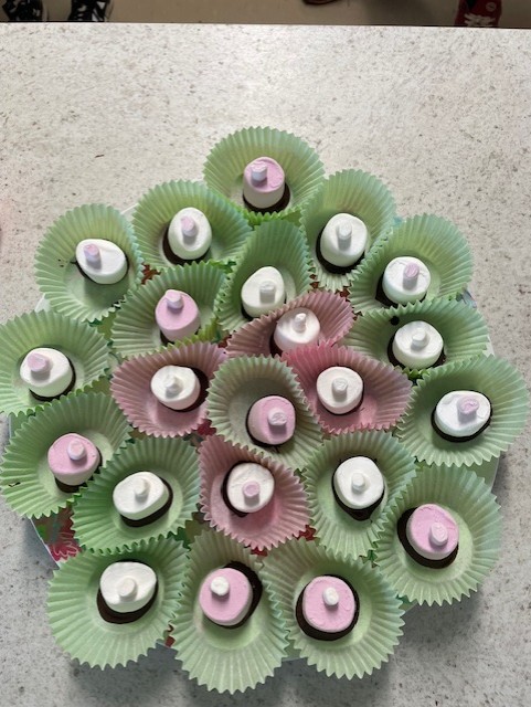 Ruby, Evie & Kirsteen were making crispy cakes and top hats ready for our parent/carer catch up later this morning 🐰🐣Well done girls they look fab! @Kilwinning_Acad