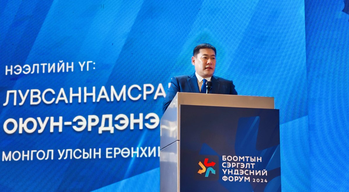 ChnAmbMongolia's tweet photo. Л.Оюун-Эрдэнэ сайд болон бусад өндөр албан тушаалтнуудын боомтын сэргэлтийн тухай санал бодлыг анхааралтай сонссон. Энэ нь “Бүс ба Зам”-ыг өндөр чанартай хамтран бүтээн байгуулалтай нийцэж байгаа юм. Цаашид хоёр улс болон бүс нутгийн дэд бүтэцийн холболт сайжирна гэж найдаж байна https://t.co/JnK1Cy5GV4