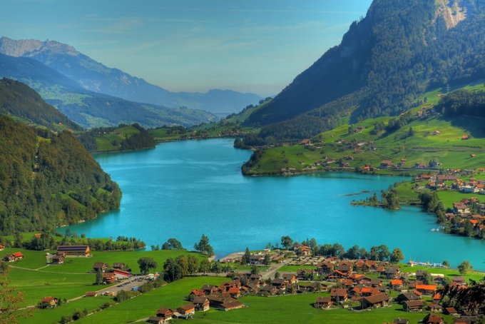 daianabrando's tweet photo. Lake Brienz is one of Switzerland's most famous lakes, located next to the town of Interlaken. It is sometimes called the “blue pearl” due to its crystal clear blue waters.

The village of Brienz, located on the opposite side of the lake, is a picturesque spot made up of traditional wooden houses with the snow-capped Alps in the background. You can take a walk or cycle along the southern shore of the lake, or cross the Oberried and catch the train to Interlaken.