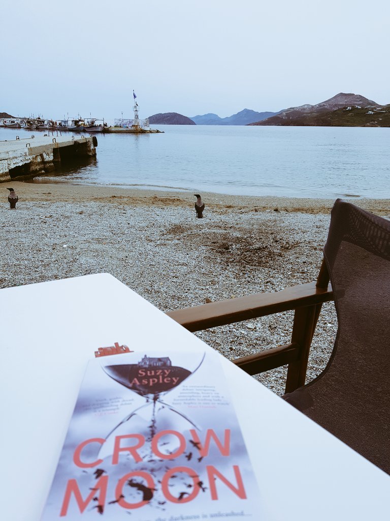 Appropriate company, almost, for this, I'd say, @writer_suzy @OrendaBooks #CrowMoon