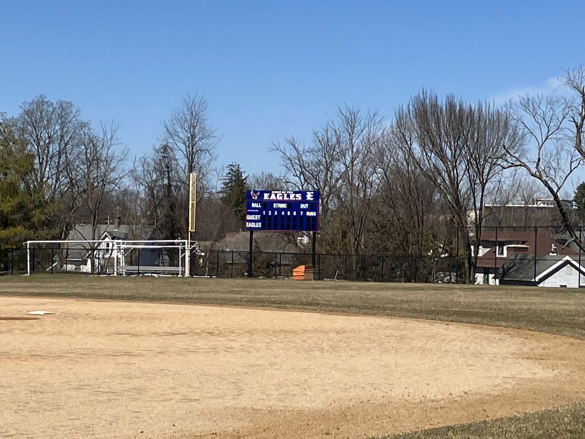 SNEAK PEEK..new scoreboards going up @EastchesterBB & @EastchesterVSB fields at @ufsdeastchester! @LiveMike_Sports @puccini_thomas @Daktronics #EAGLENATION