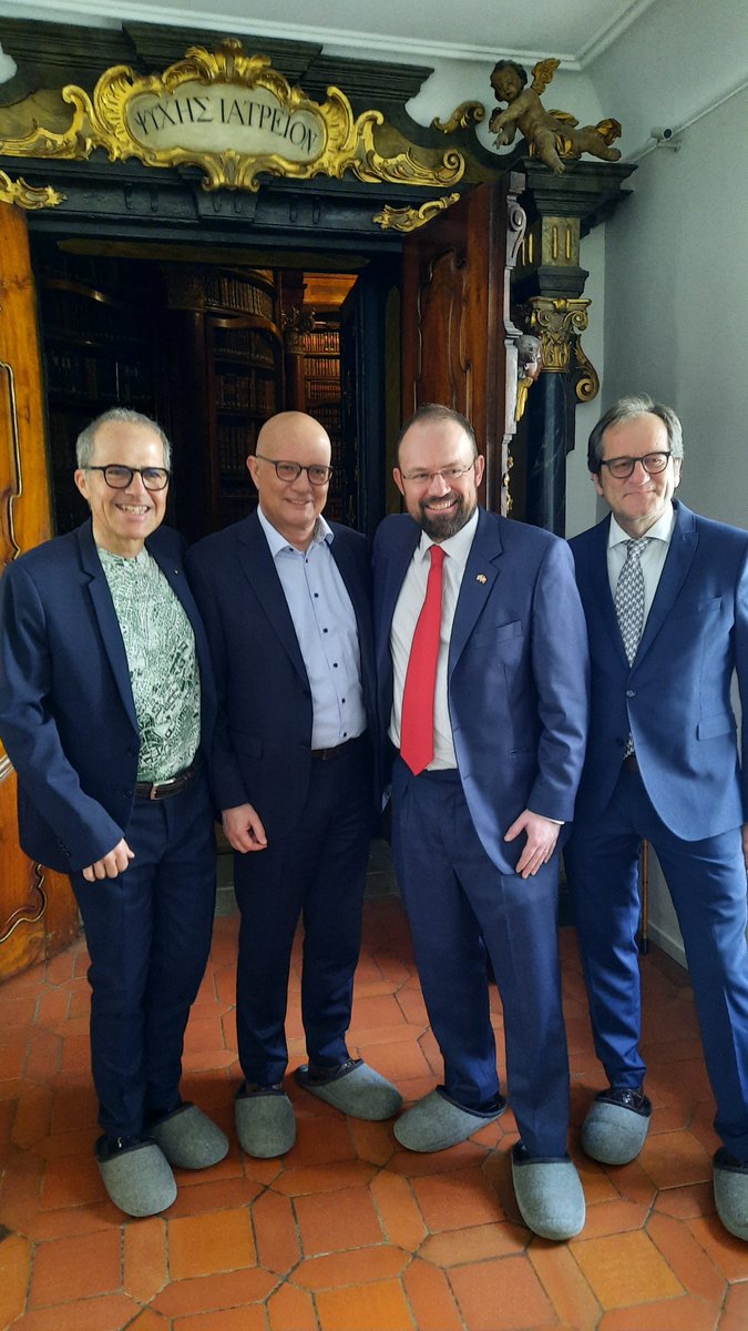 JamesWSquire's tweet photo. @UKEmbassyBerne @kantonsg @stadtsg @IHKCH Fantastisch, Thomas Kirchhofer (@TKirchhofer), Direktor von @sgbtourismus, in der historischen Stiftsbibliothek St. Gallen zu treffen.

Ein sehr gutes Gespräch über den langfristigen touristischen Austausch zwischen 🇬🇧 und 🇨🇭!

@kantonsg @stadtsg @paganini_nr https://t.co/5uV4Gj4j7n