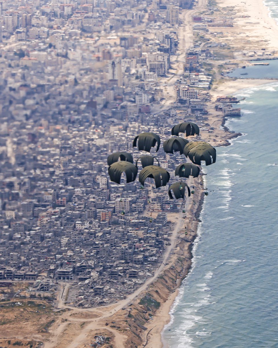 Using our specialist #AirManoeuvre skills to deliver humanitarian aid: packed and despatched by 47 Air Despatch Squadron @13AAssltSpRegt, 10 tonnes of food was parachuted into Gaza from @RoyalAirForce A400M as part of the international aid effort.