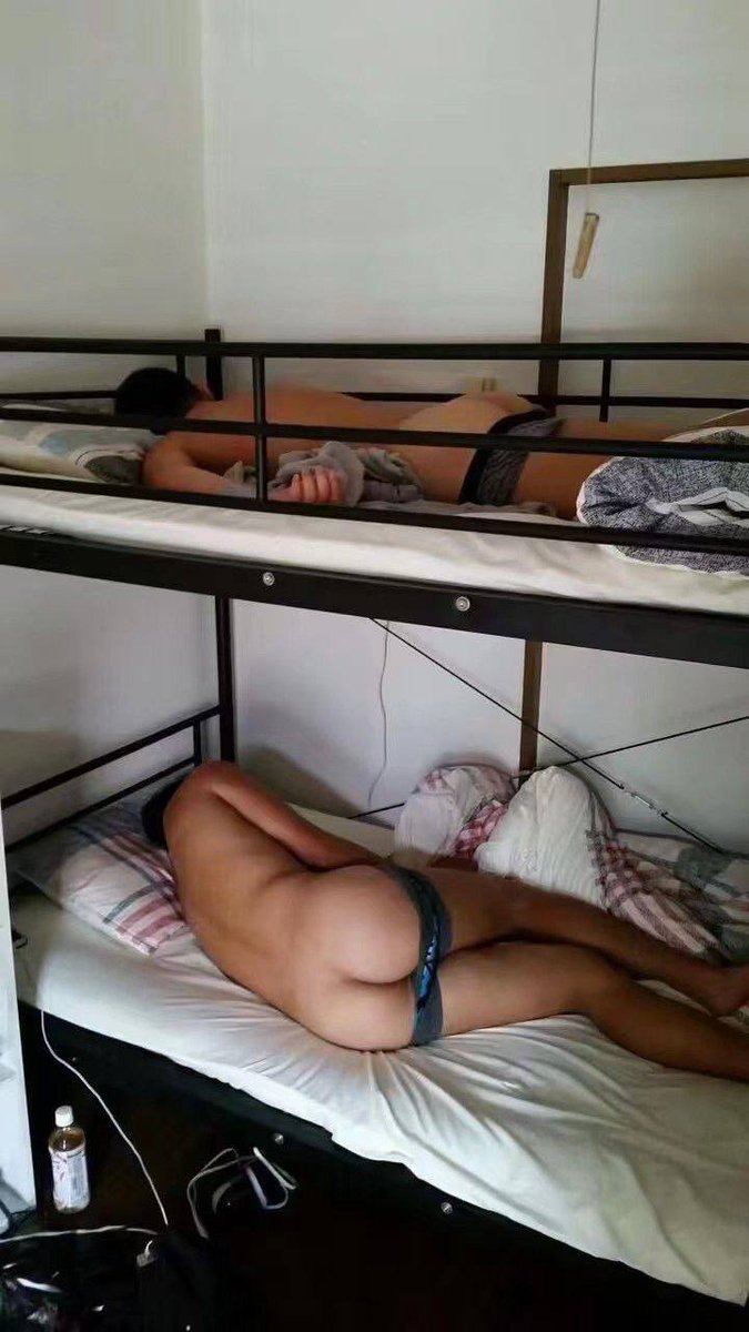 早上起来上厕所 一转头 室友内裤脱了一半光屁股睡觉  我他妈……看的我直接硬了🔞  不艹他们一顿都对不起舍友邀请我的姿势