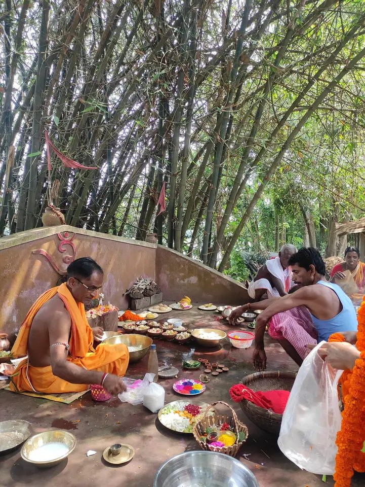 Gram Bangla has kept the worship of Gram Devatas alive. Today also in villages of Bengal, Puja of Dol Purnima starts by worshipping Gram Devatas and offering bhog to them. 

Place - Ramgarh, Paschim Medinipur.
P.C. - Anirban Pan.

#Bengaliculture