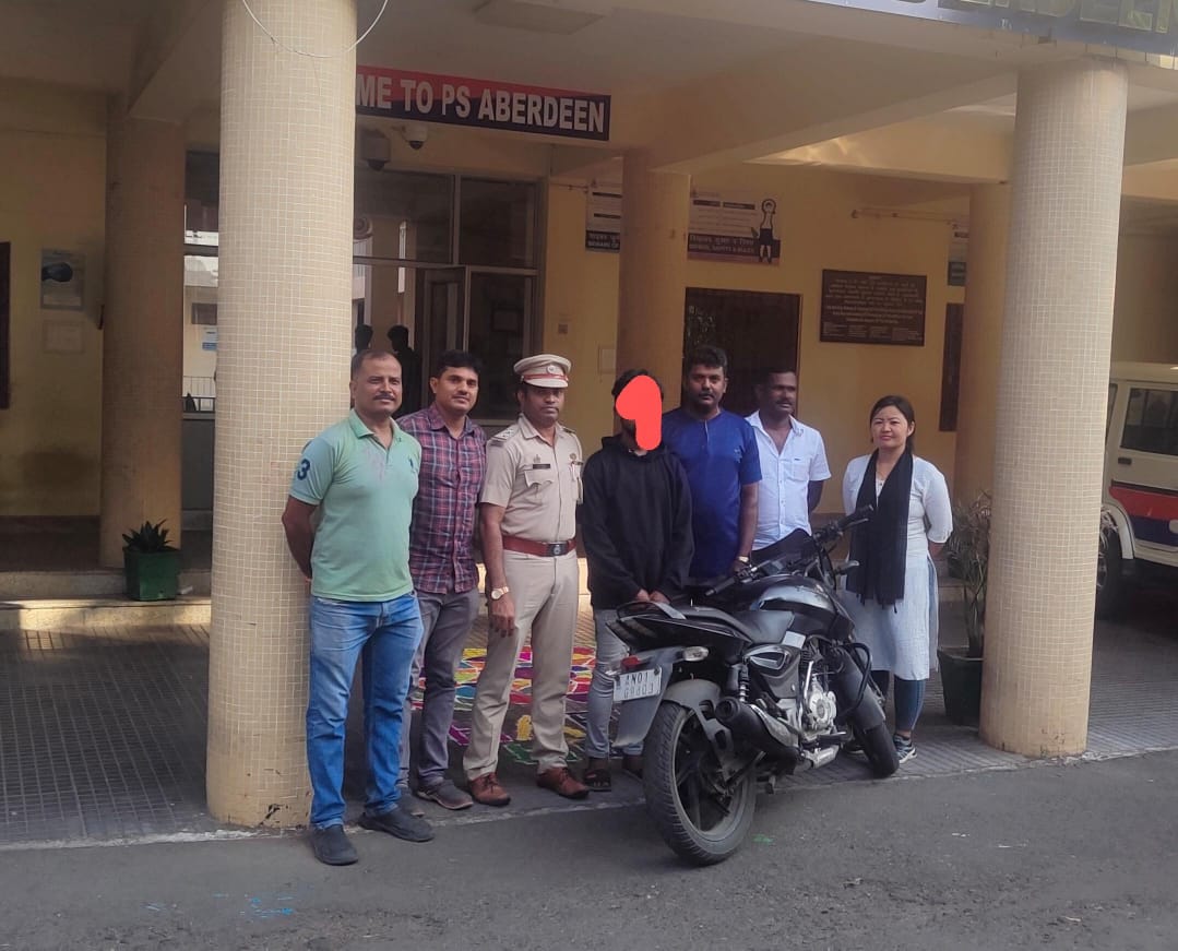 SP_SouthAndaman's tweet image. Aberdeen Police team has recovered Pulsar 150cc bike which was stolen in January this year and apprehended accused after extensive search and CCTV analysis. Kudos to South Andaman police force for their relentless efforts! 
#JusticeServed #PoliceWork