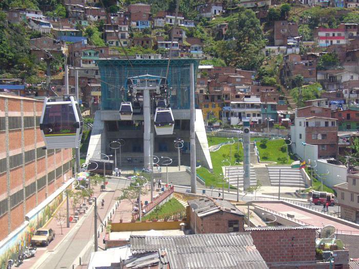 Em Medellín, um sistema de teleféricos se conecta às estações de metrô e BRT para ampliar o alcance do sistema de transporte sem trânsito, sem grandes intervenções destrutivas na cidade e sobre qualquer topografia. Se dá certo lá, por que não daria certo aqui?