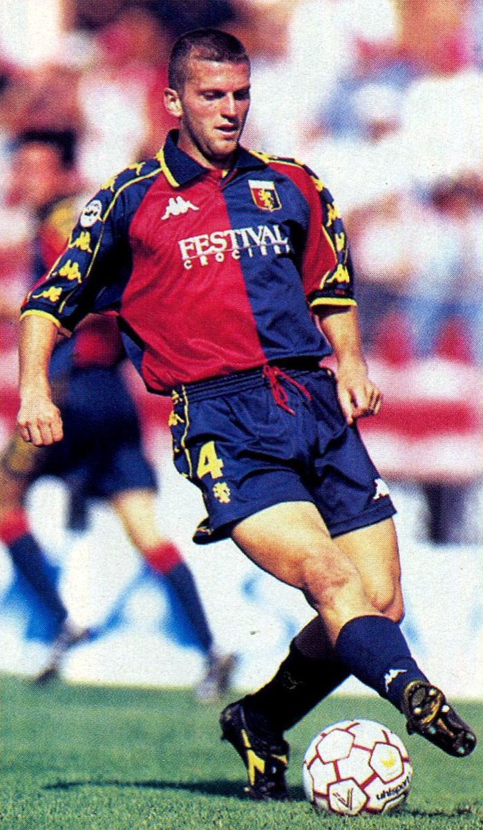 Genoa CFC 1999/00 sezonu iç saha formasının yeni versiyonunu bu sezonun dördüncü forması olarak tanıttı. Koldan aşağı inen kappa logosu 90’lara götürdü. 🔴🔵 @GenoaCFC | @KappaItalia