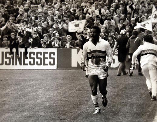 Redfearn, 
Hanley…
He’s still going Ellery Hanley….
And he’s still going…
And he’s still going!!!
Goodness gracious me, this could be try of the season!
What a try by Ellery Hanley!

41 years to the day.