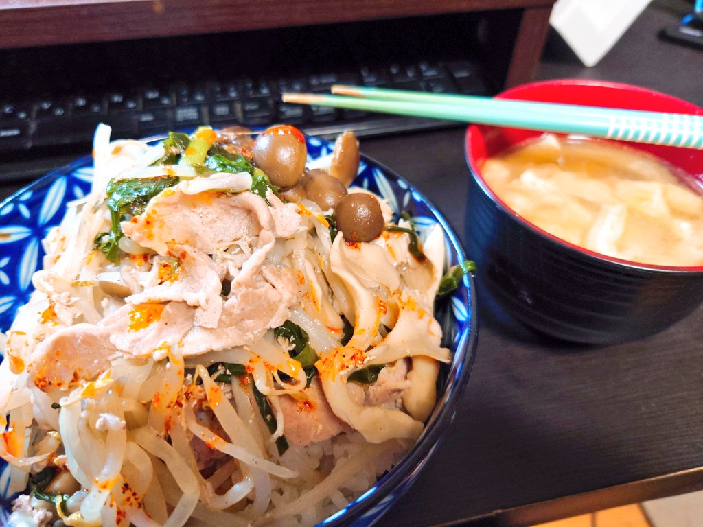 ゆうはんつくた ニラぶたもやし あぶらあげのみそしる 