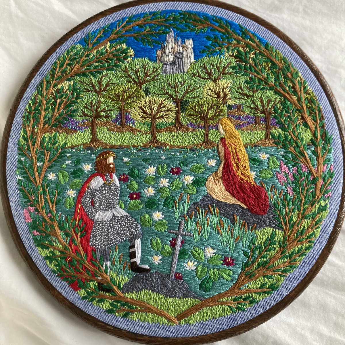 At last the needle is down on my latest embroidery. I hope it was worth the wait! 😉 You can probably guess what my inspiration was for this one, but let your imaginations run wild…🧵🪡🌿🪷
*all freehand stitched without pattern, paint or sketch. #stitchedart #thesewingsongbird