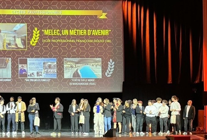 #Jefilmemaformation dans la catégorie lycée professionnel la section Bac Pro MELEC du lycée Benoît d'AZY a remporté le trophée d'argent 
Bravoooooo à mes élèves je suis fier de vous 👏👏👏