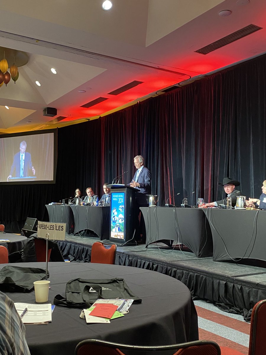 À l’écoute de Ministre <a href="/andrelamontagn2/">André Lamontagne</a> à l’AGA de Producteurs de bovins de Québec. <a href="/CanCattle/">Canadian Cattle Association</a>