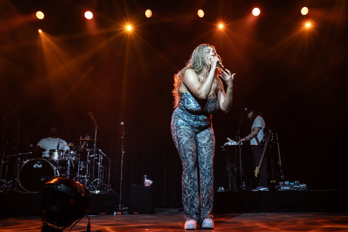 Friday night was spent getting swept up in @mahalia 's beautiful vocals! Look through some of our favourite moments ➡️ 📸: Sinthia Mohanathas