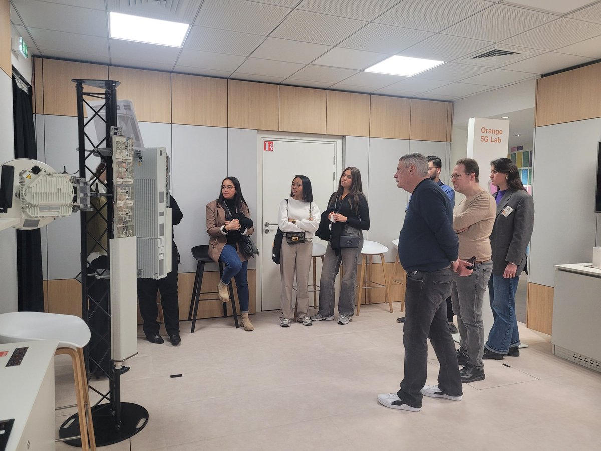 GabriellaDF1's tweet photo. Clap de fin , 2 jours de #meetUpSosh. Moments privilégiés entre clients top Contributeurs et les équipes Sosh.
Merci #communauté #communautésosh #Sosh https://t.co/qOKWEdC7Lu