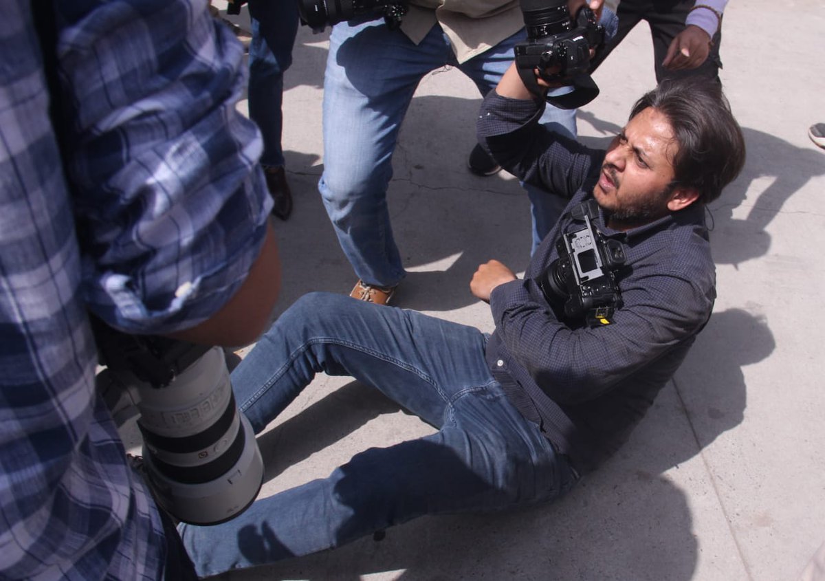 abhinavsaha's tweet photo. हमारी @DelhiPolice पूरी निष्ठा से काम करते हुए, अपना काम करते हुए Photojournalist @salmanclicks को धक्का दिया, जिससे उसकी कोहनी टूट गयी। 
आम लोगों के साथ क्या हीं सुलूक होता होगा भगवन जाने। https://t.co/7Ocfjw5QNE