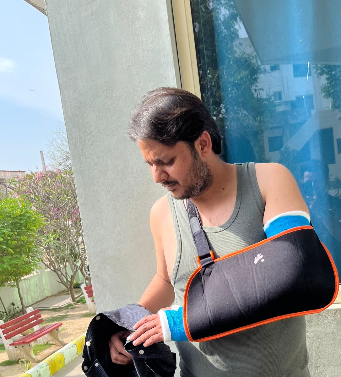 हमारी <a href="/DelhiPolice/">Delhi Police</a> पूरी निष्ठा से काम करते हुए, अपना काम करते हुए Photojournalist <a href="/salmanclicks/">Salman Ali</a> को धक्का दिया, जिससे उसकी कोहनी टूट गयी। 
आम लोगों के साथ क्या हीं सुलूक होता होगा भगवन जाने।
