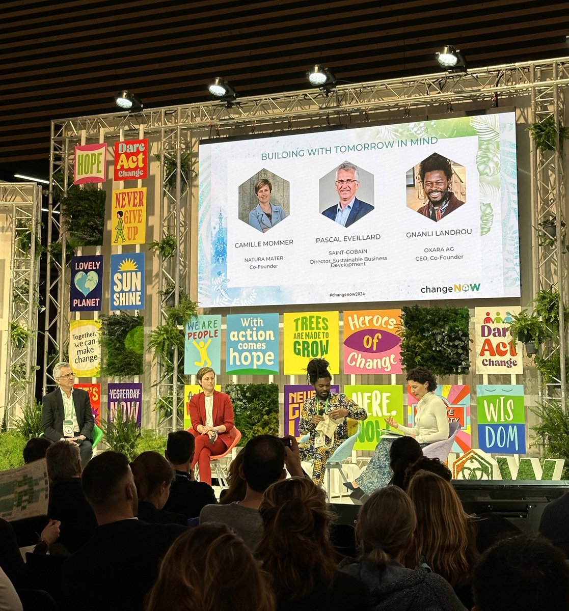 [#Live]
📍En direct de @ChangeNOW_fr !
🗣️Pascal Eveillard, Directeur Adjoint au Développement Durable chez #SaintGobain participe à la table ronde « Building with tomorrow in mind » avec Gnanli Landrou, PDG &amp; Co-Fondateur d’Oxara, et Camille Mommer, Co-Fondatrice de Natura Mater.