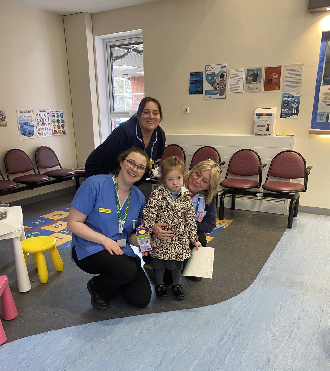 One of our Easter colouring competition winners collecting their Easter egg from Ilkeston outpatient staff!!! Harper Fowkes 🐣🌟 @UHDBTrust @UHDB_PatientExp @JerromJoanne @JulieTuckwood