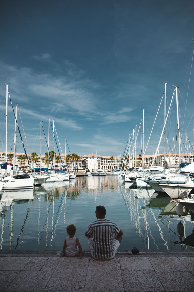 Port-Fréjus , quartier emblématique où il fait bon vivre... Et si en ce jour férié vous en profitiez pour y faire une balade et pour observer les bateaux voguant loin vers l'horizon ? 📷 insta onmetlesvoiles