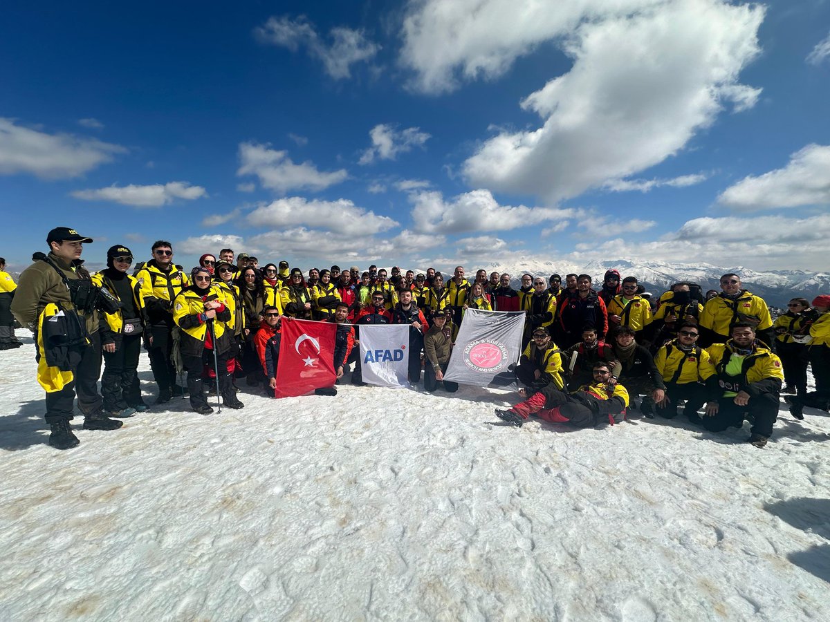 ANDA İnsani Yardım Derneği organizasyonuyla 30 ilden 697 gönüllü Keş dağında Muhsin Yazıcıoğlu'nu anma yürüyüşü için bir araya geldiler. Türk bayraklarıyla Yazıcıoğlu'nun fotoğraflarını taşıyan gönüllüler, helikopterin düştüğü bölgeye ulaşarak saygı duruşu ve duada bulundular 🇹🇷