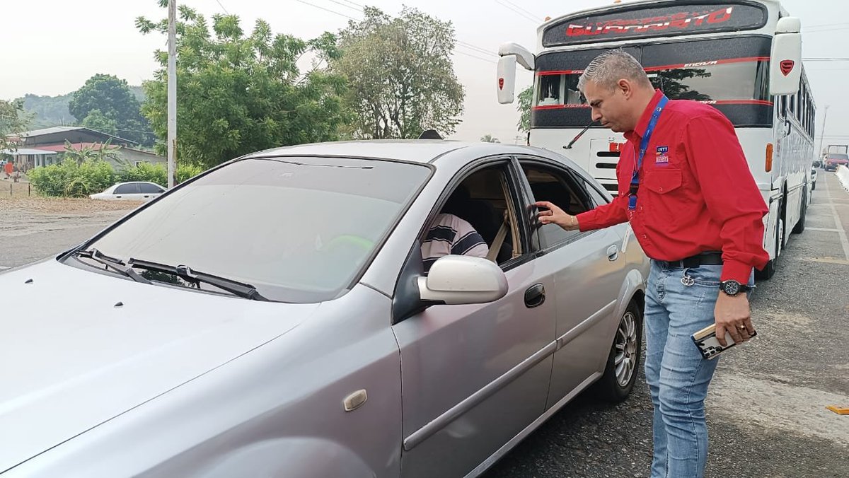 #26Marzo 🇻🇪 | En atención al dispositivo #SemanaSantaSegura2024 el #INTT continúa desplegado en el punto de control 'El Vial' del mcpio. Barinas, creando cultura vial para aminorar la accidentabilidad en la entidad. 

#ForjandoElCaminoDeBolívar
#SemanaDePaz