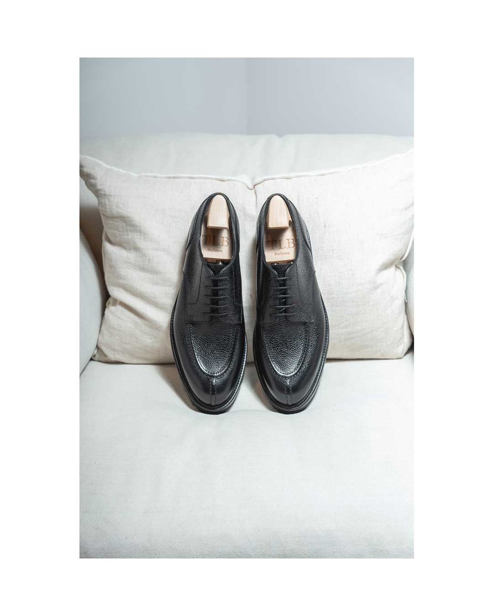 Impeccably crafted from sumptuous black Country Calf leather, these shoes are a testament to quality and craftsmanship. 

Experience luxury like never before with these exceptional shoes. 

#TLBMallorca #ComfortStyle