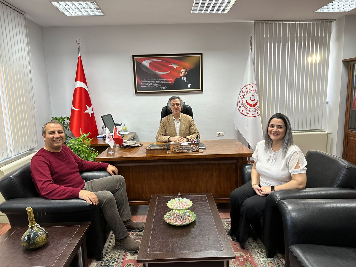 omerakan63's tweet photo. Kıymetli Müdürüm Sayın @Cemalkocakelci beyi ziyaret ettik. İlgi ve alakası için çok teşekkür ederim. https://t.co/G5gfZSZkA6