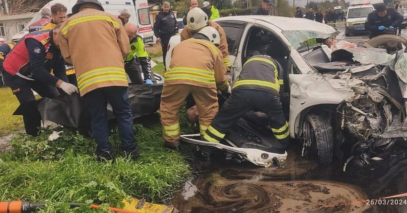 BKMMURAT1's tweet photo. Bugün 13:31 sularında Dörtyol Eski Un Fabrikası E5 karayolu üzerinde ağır tonajlı araç ve otomobilin karıştığı feci kazada 6 vatandaşımız hayatını kaybetti. 
  Hayatını kaybeden vatandaşlarımıza Allah’tan rahmet, kederli aileleri ve sevenlerine başsağlığı diliyorum. https://t.co/daRljEJ4kB
