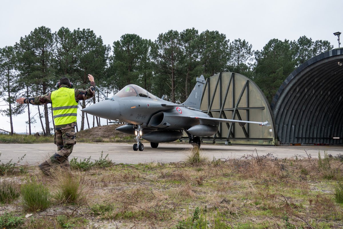 Armee_de_lair's tweet photo. L’exercice #VOLFA24 continue ! ✈️
L’occasion pour les équipages chasse d'éprouver le concept #MORANE en mission. L'objectif : se déployer avec l’empreinte logistique la plus légère possible, sous très faible préavis avec réactivité et agilité.
➡️ https://t.co/iqjf0qWbFA https://t.co/BDpRBp5zHG