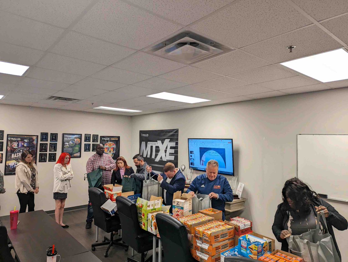 LNLMitchPhelps's tweet image. Our Charlotte office filling food bags for Bags Of Hope 🙌🏼

#BagsOfHope #CharlotteOffice #GlobeLifeLifeStyle