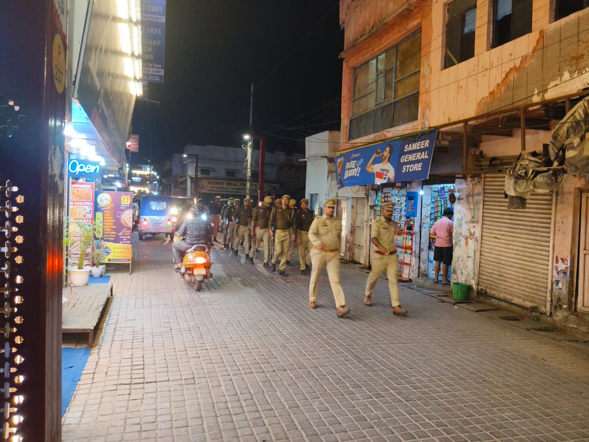 DCPCityAgra's tweet photo. #PoliceCommissionerateAgra

@DCPCityAgra @SurajRai_IPS के निर्देशन में आगामी लोकसभा चुनाव-2024 एवं कानून/शांति व्यवस्था के दृष्टिगत #थाना_ताजसुरक्षा पुलिस टीम द्वारा थाना क्षेत्रान्तर्गत संवेदनशील स्थानों एवं मार्गों पर की गई पैदल गश्त। 

#UPPolice https://t.co/HRPaJTTiKO