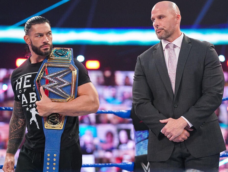 Throwback for them!
#RomanReigns #AdamPearce 

Three years ago today!
#SmackDown March 26, 2021

[📸 WWE]