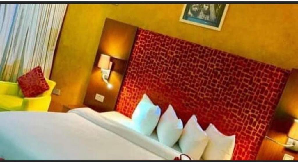 favour59049's tweet photo. Step into luxury at Tudor Hotel: historic charm, exquisite service. 
Address: local government, 14 adewale oshin street, off Chief Collins uchidiuno st, Lekki phase 1 Lagos 101245 
Phone : 09154378529 https://t.co/jEGFvhIYPV
