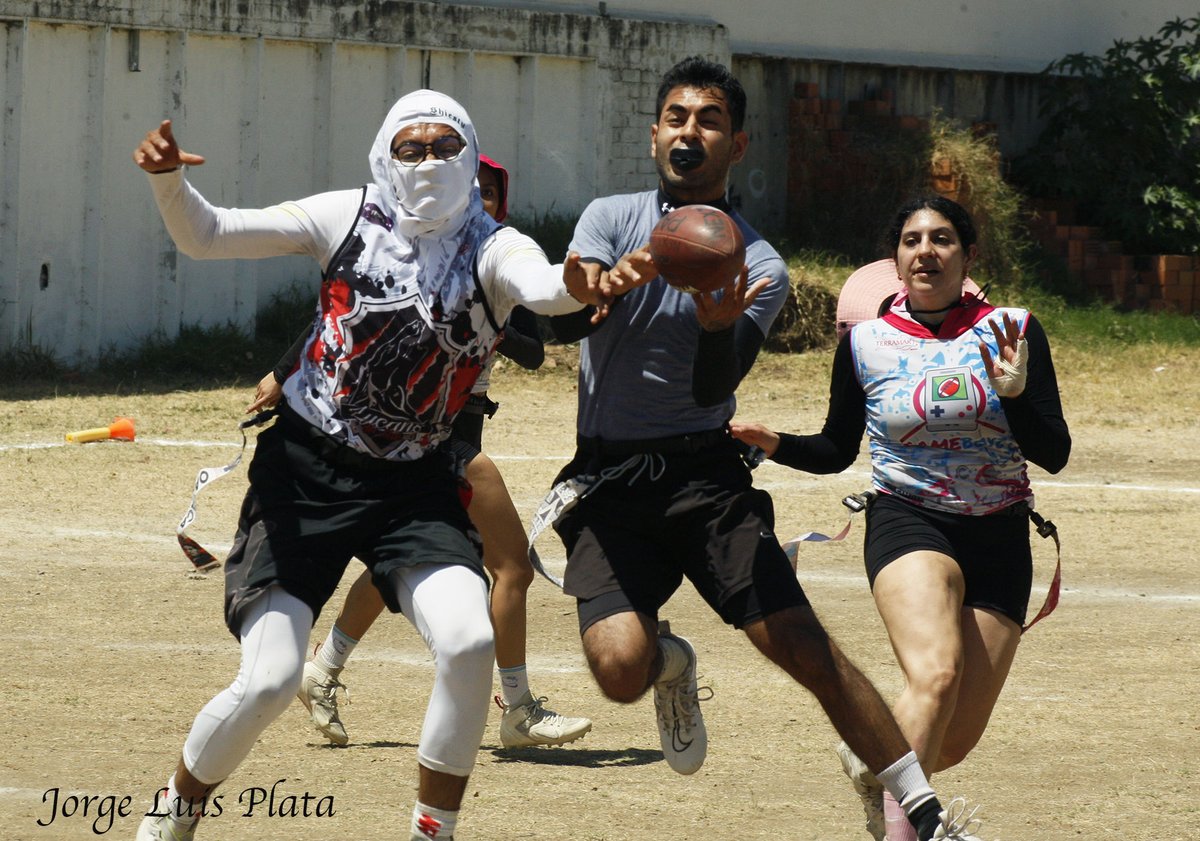 jlplatafoto's tweet image. Acciones de la liga Oaxaca Flag en la temporada 11.
El deporte nos ayuda a disfrutar de una vida sana y de un crecimiento personal.
El tochito bandera o Flag Football es ya un deporte olimpico, y cada vez se adhieren mas deportistas a practicarlo.
#Oaxaca #flagfootball #Tochito