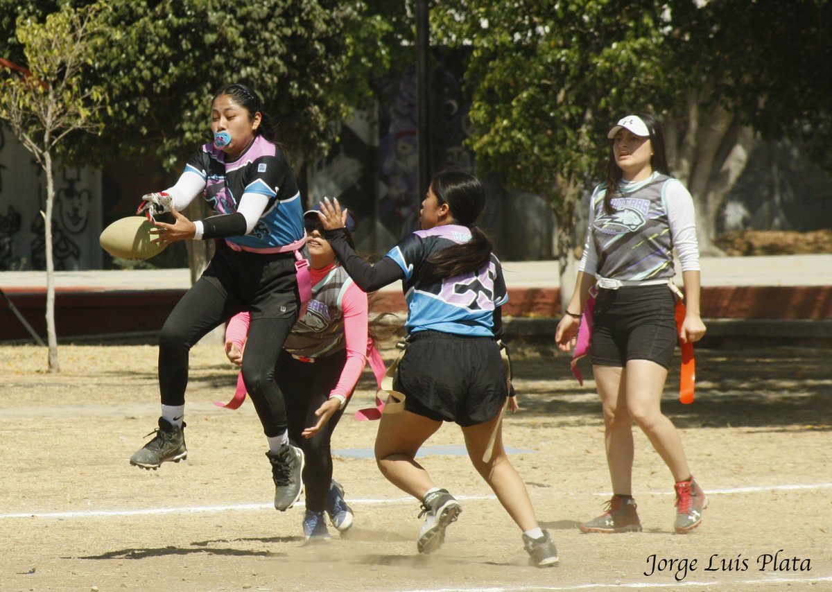 jlplatafoto's tweet image. Acciones de la liga Oaxaca Flag en la temporada 11.
El deporte nos ayuda a disfrutar de una vida sana y de un crecimiento personal.
El tochito bandera o Flag Football es ya un deporte olimpico, y cada vez se adhieren mas deportistas a practicarlo.
#Oaxaca #flagfootball #Tochito