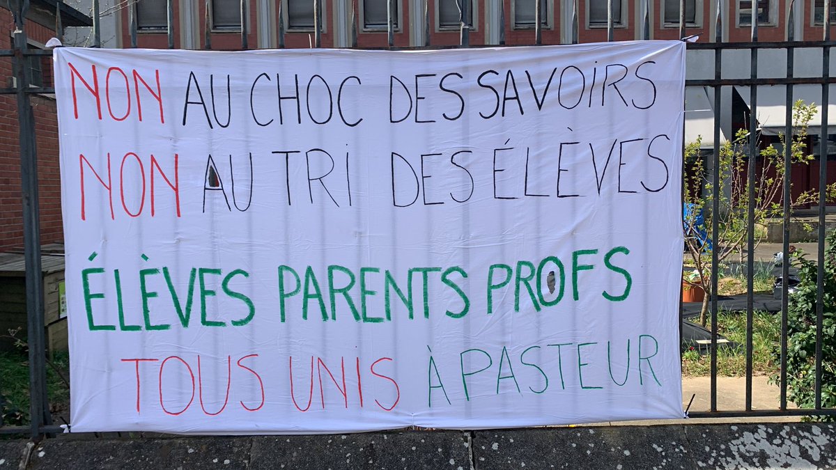 Partout, les établissements de la ville se recouvrent de banderoles 
#Nonauchocdessavoirs
#Nonautrideseleves
#Nonauxgroupesdeniveaux
#Dufricpourlecolepublique 
Gardons les enfants à la maison et retrouvons-nous jeudi à 18h devant la mairie de Villejuif !