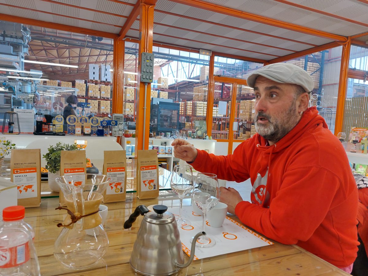 Hoy hemos recibido la visita en nuestro tostador de Gorka Arrieta y Xabier Amestoy, de SUA Basque Fusion. Les hemos enseñado a elaborar cafe con Chemex para que lo ofrezcan en sus próximas experiencias en Kora Green City. suabasquefusion.com