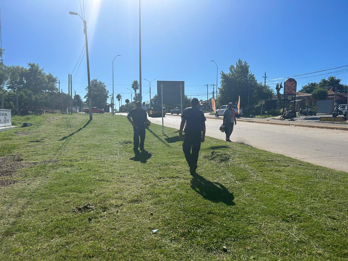 Esta barra de fierro, dejando bonita la entrada a nuestra ciudad, y yo feliz con mi mimoso Antonio que me acompaña siempre. 
Felicitaciones por los años de trabajo, de entrega a nuestra ciudad Ricardo, Guillermo, Henry, Chita, Moraes
