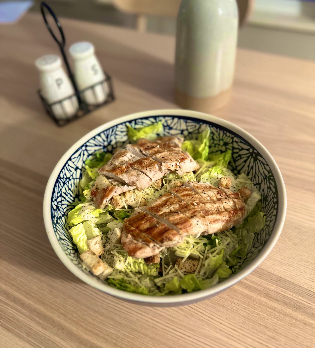 My ⭐️ fav #ChickenCaesarSalad🥗🍗 for @ACG_EBGI’s 4️⃣5️⃣ Healthy Meals Challenge!

In #residency most of us are always on the 🏃‍♀️

Marinate chicken breasts with #oliveoil, 🍋, 🧂& black pepper in Ziploc ➡️ panini press x 15 mins. Et Voilà!

#EatGoodFeelGoodxCRCAwareness #EBGIxCRC