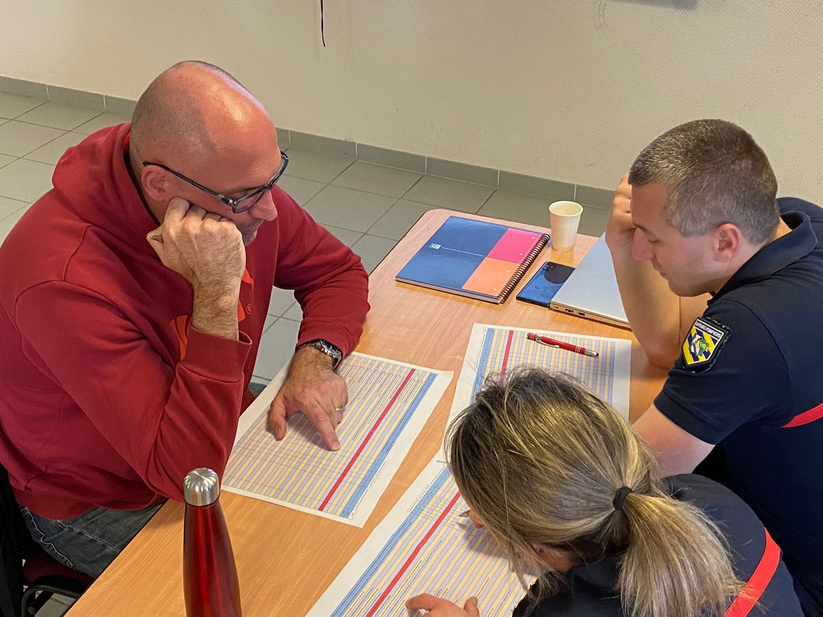 SDIS58's tweet photo. Lors du #CODIR d’hier, séance de travail pour les chefs de groupement et les chefs de service du @SDIS58 : #priorisation des 2️⃣9️⃣ préconisations de la #DGSCGC @SecCivileFrance ! 📋✅✍️ https://t.co/wvvZPOoTWr